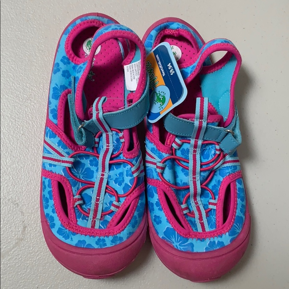 🩱Girls Watershoes size 4-5 NWT Newtz Brand